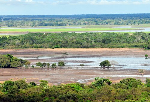 Paisaje agrícola con señales visibles de reducción del agua durante una temporada seca